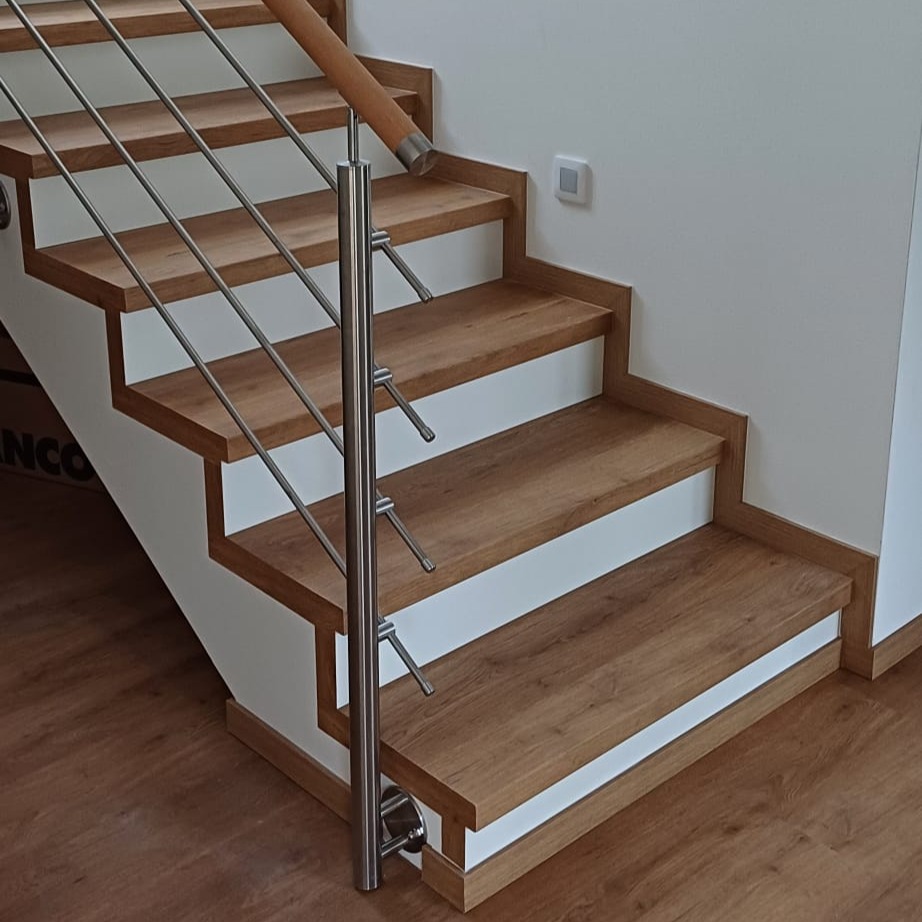 vinylové schodiště s nosem SF40 + bílá podstupnice